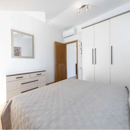 Hills - One Bedroom With Balcony And Sea View *