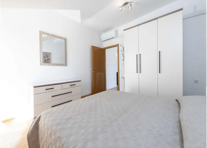 Hills - One Bedroom With Balcony And Sea View *